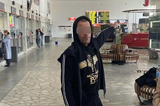 В Екатеринбурге иностранец потерял сотовый и похитил телефон у спящего на вокзале пассажира  - Фото 1