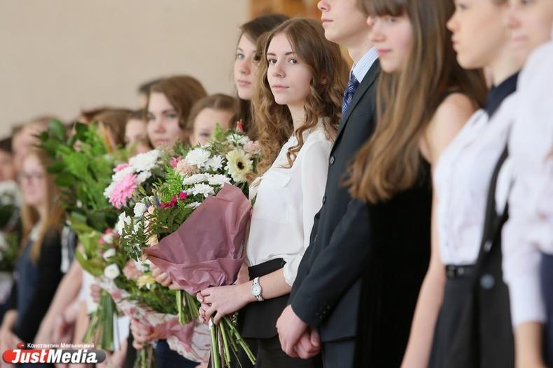 Красные ленты и звон колокольчиков: когда в Екатеринбурге попрощаются со школой? - Фото 1