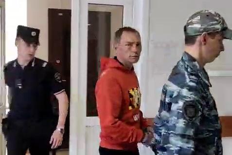 Суд отправил в СИЗО подозреваемого в убийстве 44-летней вдовы участника СВО - Фото 1