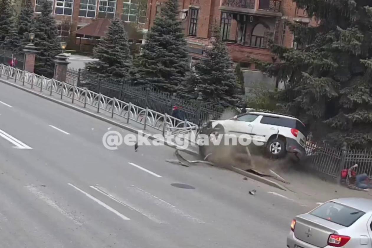 У Горного университета машина залетела на тротуар и покалечила двух пешеходов - Фото 1