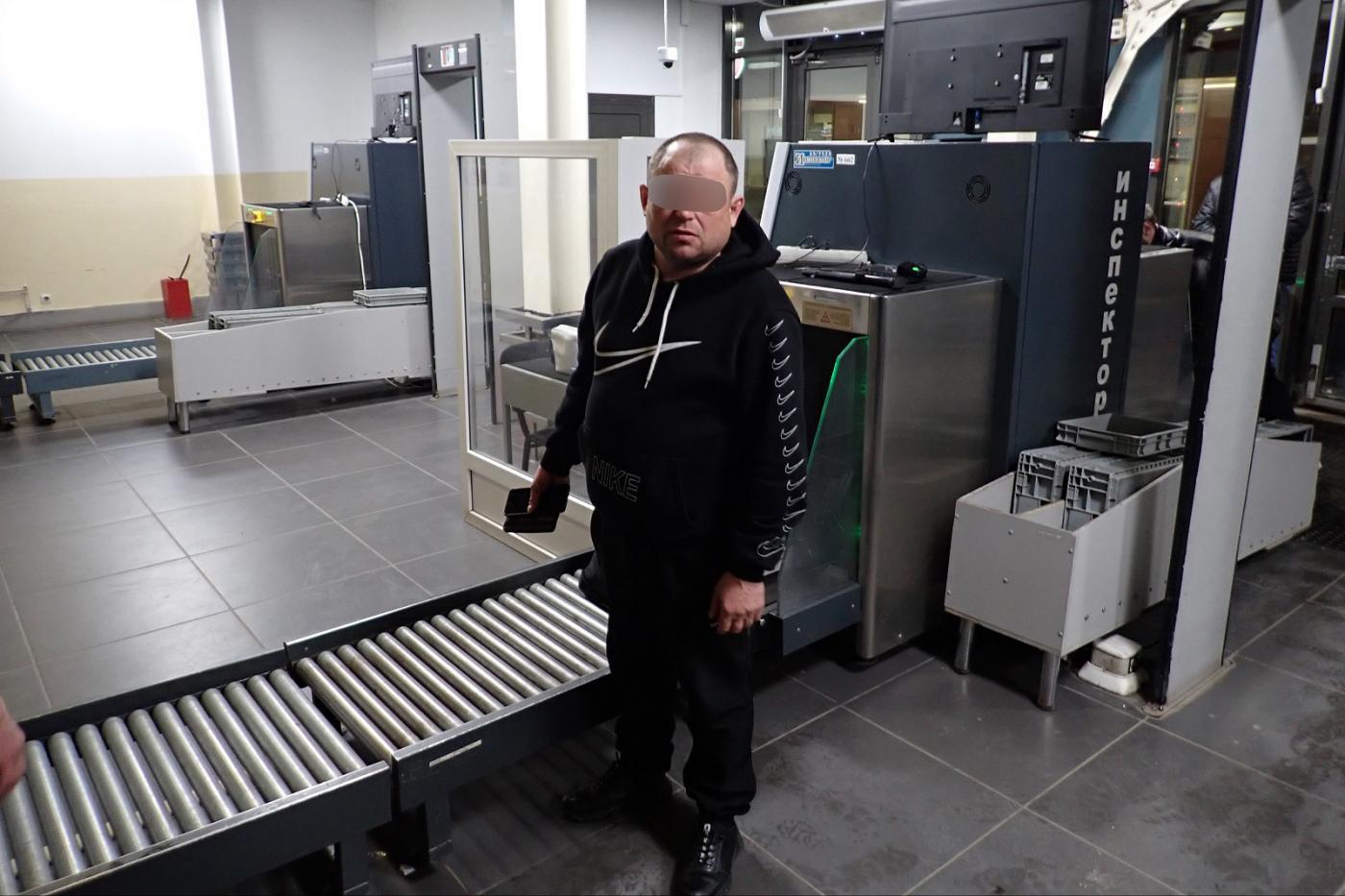 В Екатеринбурге на вокзале пермяк украл сумку с ленты, где было два миллиона рублей - Фото 1