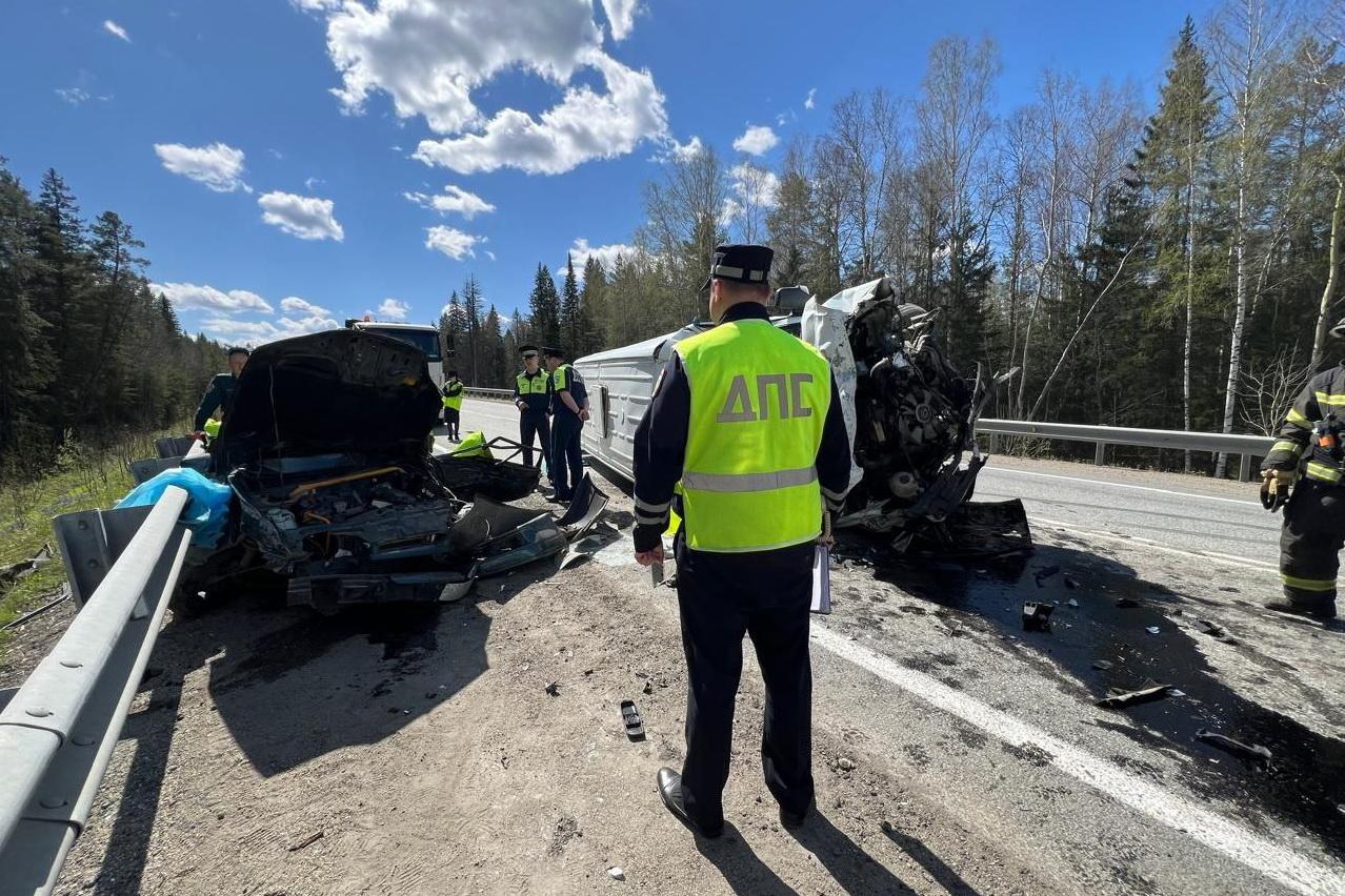 Два человека погибли в результате выезда ВАЗ на встречку на Серовском тракте - Фото 1