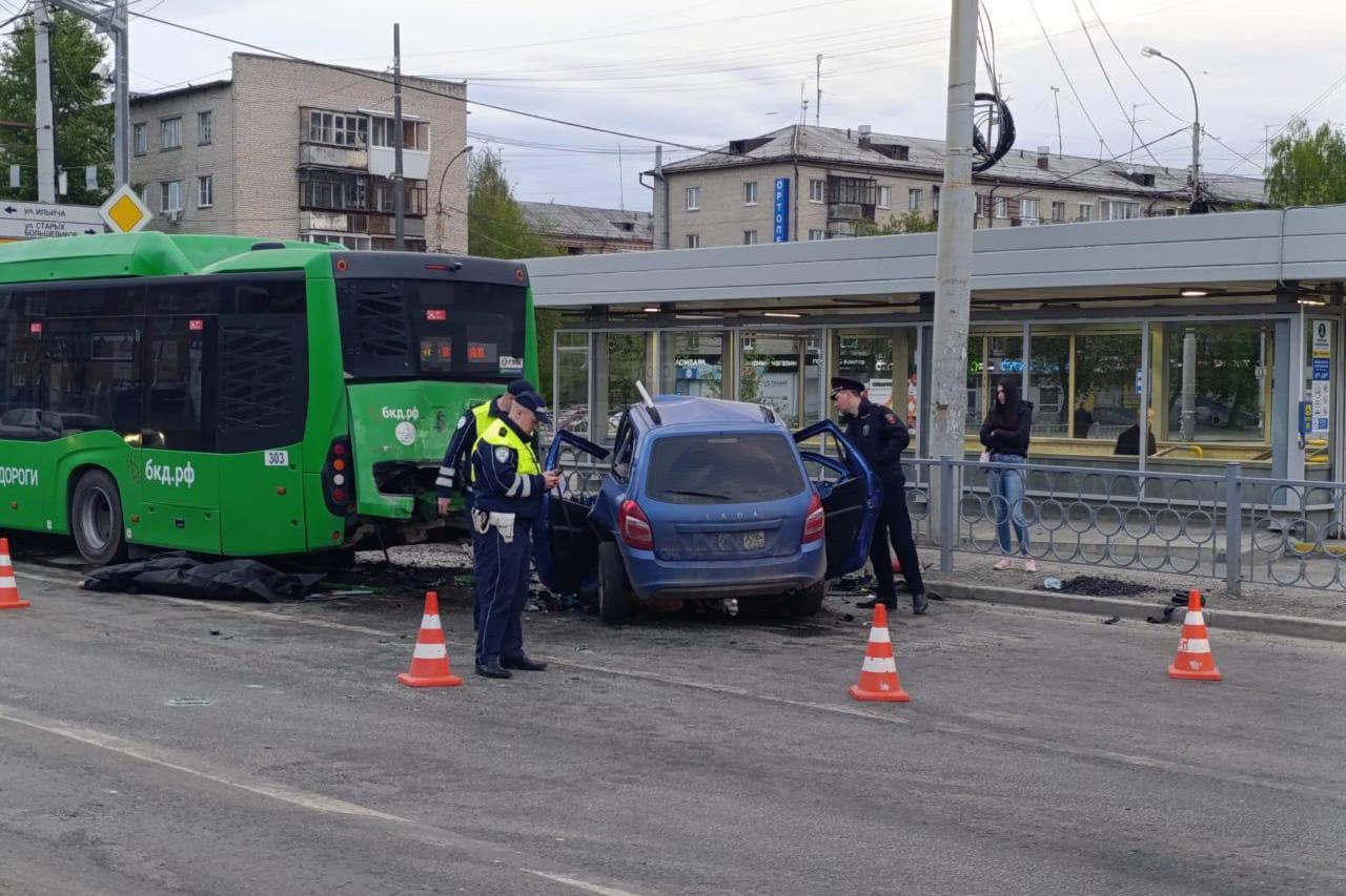 В Екатеринбурге водитель «Лады» врезался в стоящий на светофоре автобус и погиб - Фото 1