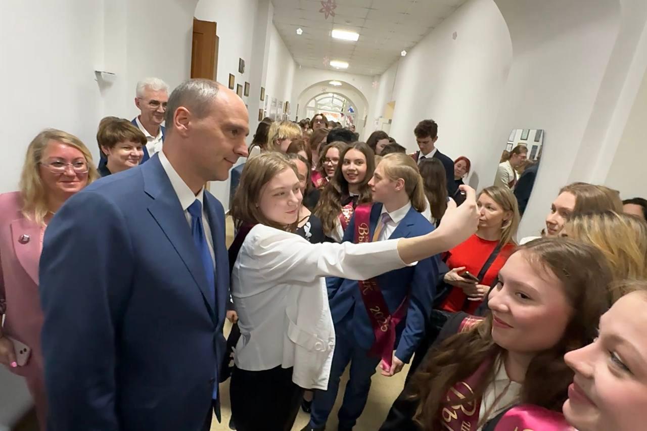 Денис Паслер приехал на Последний звонок в одну из старейших школ Екатеринбурга - Фото 1