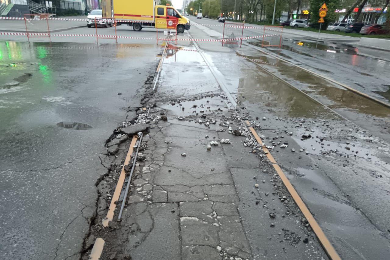 На Уралмаше встало трамвайное движение из-за аварии на сетях ЕТК. КАРТА - Фото 1