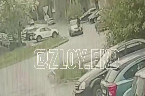 На ВИЗе самокатчик врезался в машину и перелетел через капот - Фото 1