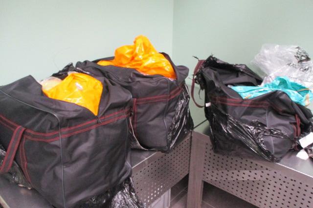 В Кольцово задержали супругов, которые привели на подарки из Стамбула 167 кг вещей стоимостью почти миллион - Фото 1