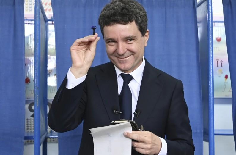 Избранный президент Румынии Дан счел неуместной отправку войск на Украину - Фото 1