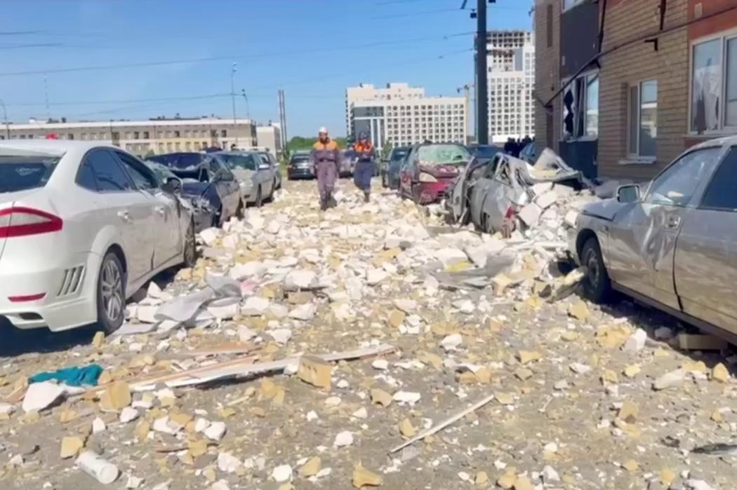 Из-за взрыва в Ставрополе пострадали три человека и повреждены более 50 автомобилей - Фото 1