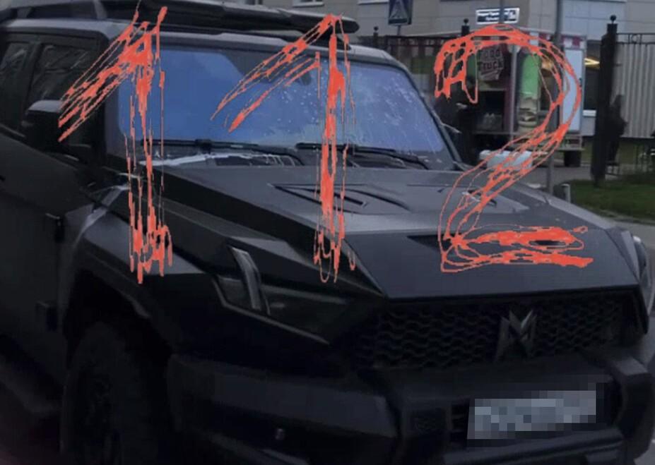 Автомобиль резидента Comedy Club Харламова облили кефиром в Москве - Фото 1