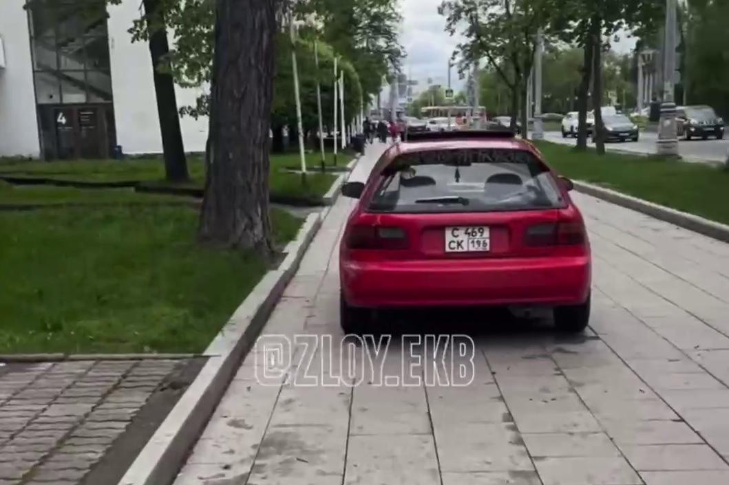 В Екатеринбурге автовладелец припарковался посреди тротуара на Ленина - Фото 1