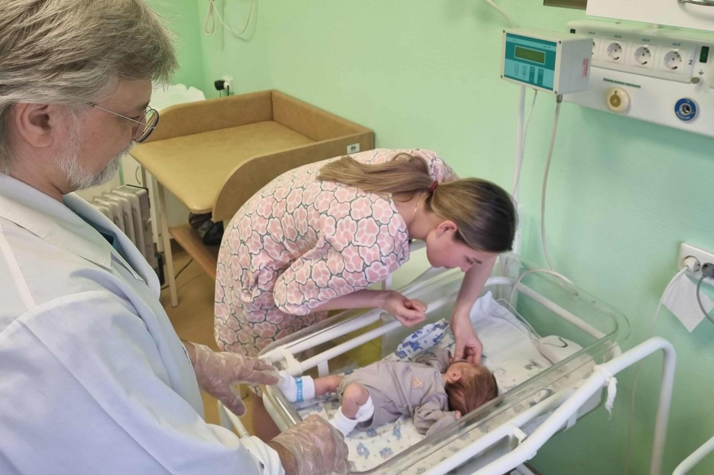 Свердловские медики спасли новорожденного мальчика из Нового Уренгоя весом всего 1,6 килограмма - Фото 1