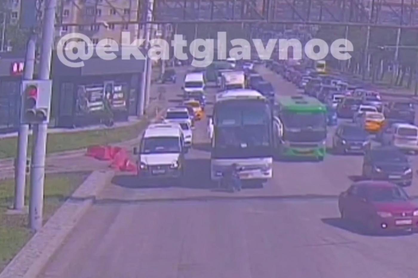 В Екатеринбурге автобус сбил инвалида в коляске - Фото 1