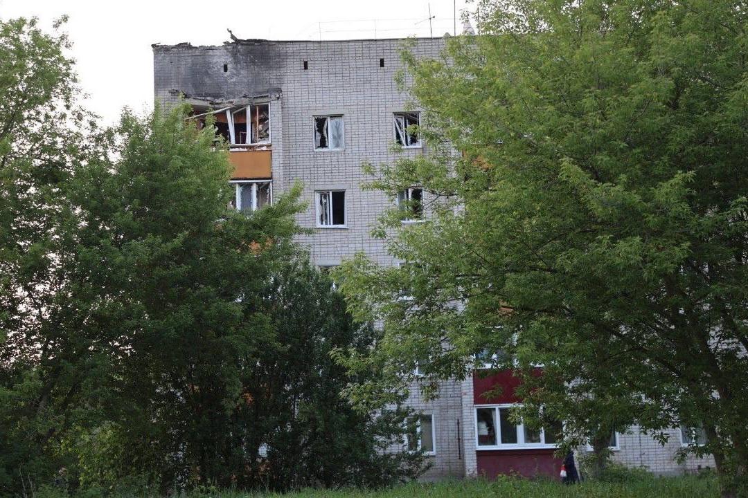 Обломки беспилотника упали на жилой дом в Ельце, пострадали 20 квартир - Фото 1