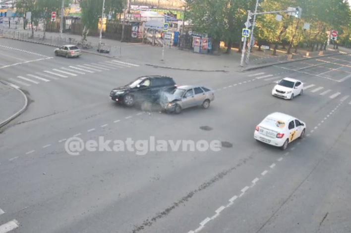 В центре Екатеринбурга ранним утром водитель ВАЗа, вылетев на «красный», врезался в кроссовер - Фото 1