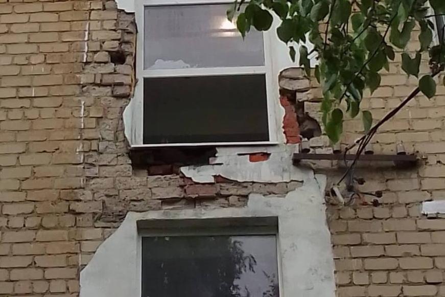 В подъезде многоэтажки в Екатеринбурге обрушилась стена - Фото 1