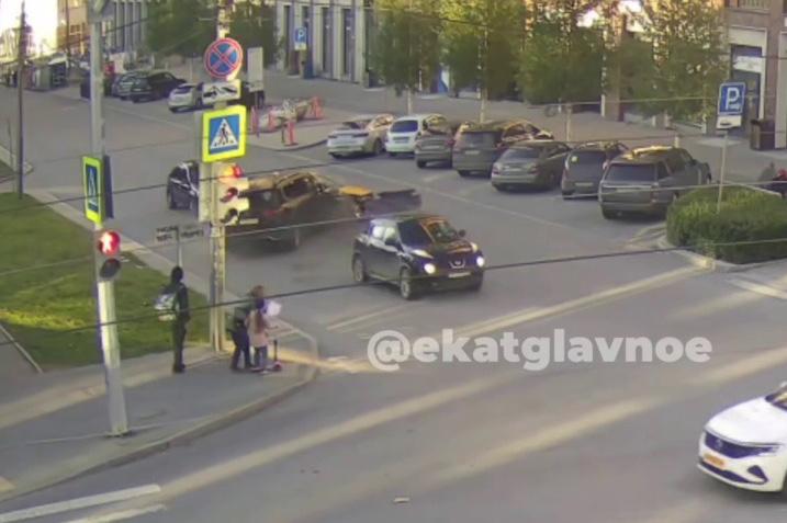 Внедорожник «выбил» такси на встречку в центре Екатеринбурга и едва не зацепил пешеходов - Фото 1