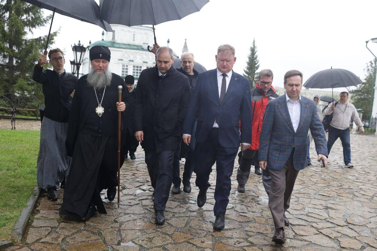 Денис Паслер посадил груши и посетил собор с мощами Симеона Верхотурского в Верхотурье - Фото 1