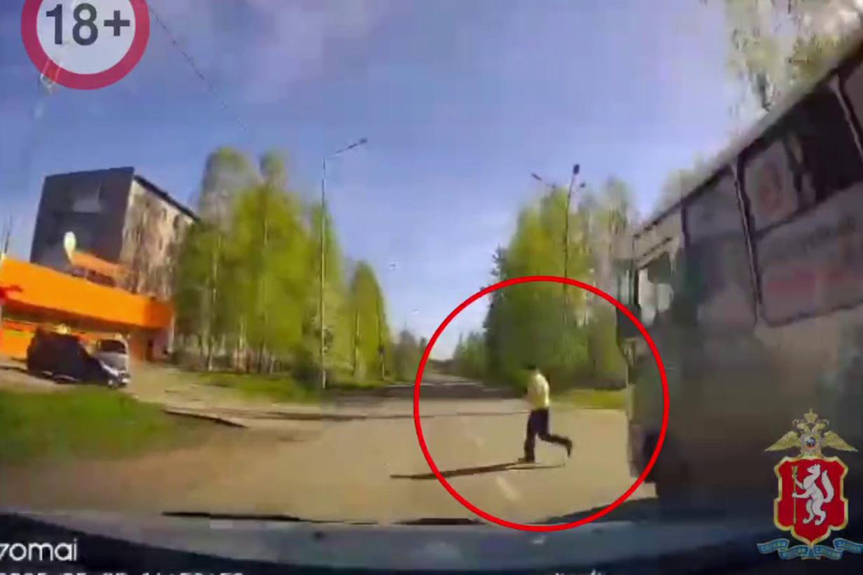 В Нижнем Тагиле ребенок выбежал из-из стоящего на остановке автобуса и попал под машину - Фото 1