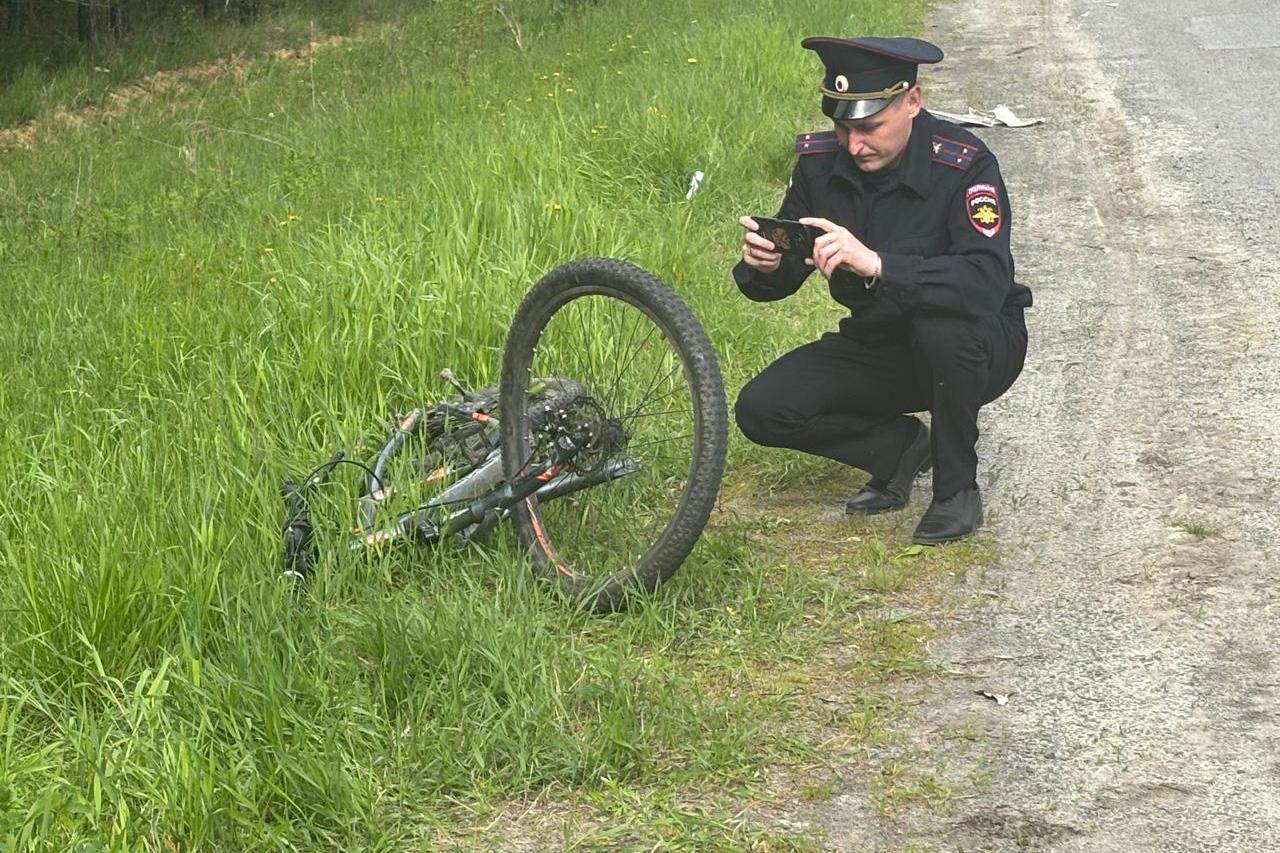 В Свердловской области водитель «Ford» вылетел на встречку, где насмерть сбил 11-летнего велосипедиста - Фото 1