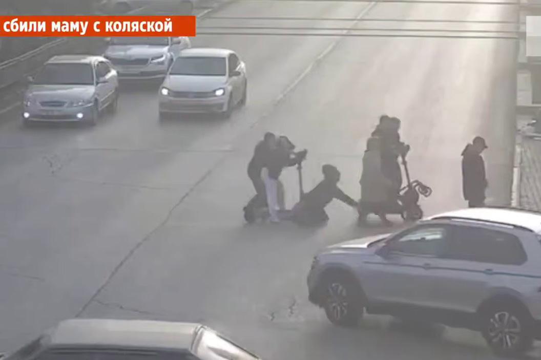 В Екатеринбурге две девушки на электросамокате сбили маму с коляской и скрылись - Фото 1