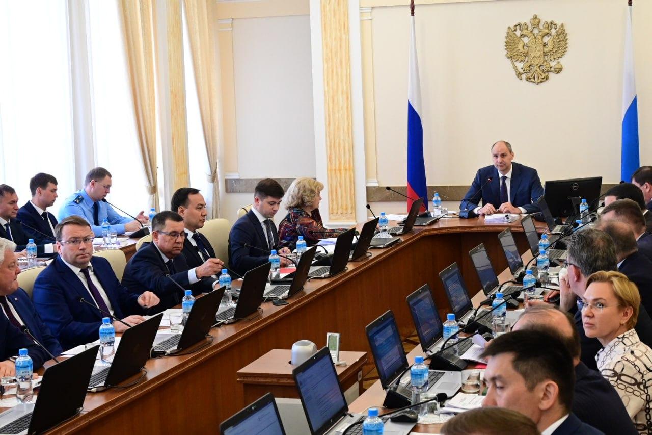 Денис Паслер поручил перевести меры поддержки участников СВО в электронный формат - Фото 1