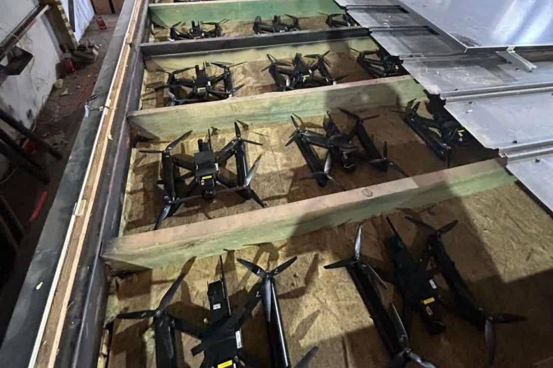 Силовики нагрянули на склад в Челябинске, где могли собирать атаковавшие российские регионы дроны  - Фото 1