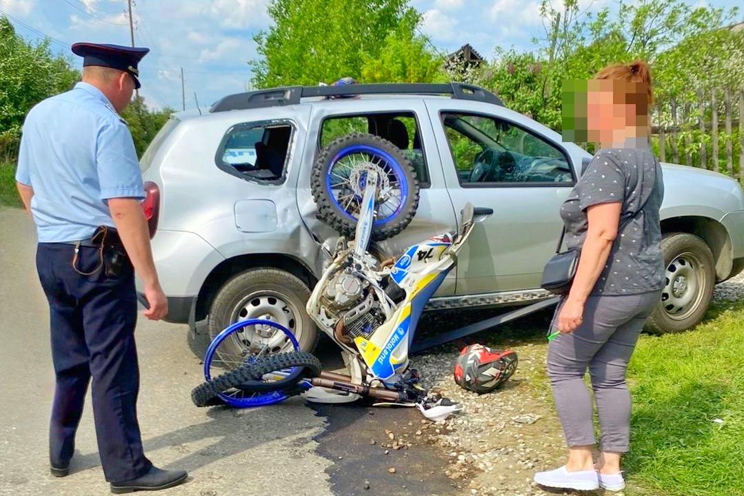 В Качканаре женщина-водитель Renault сбила двух подростков на мотоцикле - Фото 1