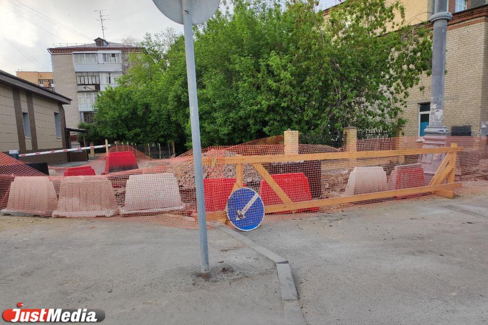 Жители двух домов на ВИЗе оказались почти «заперты» в своих дворах из-за коммунальщиков - Фото 1