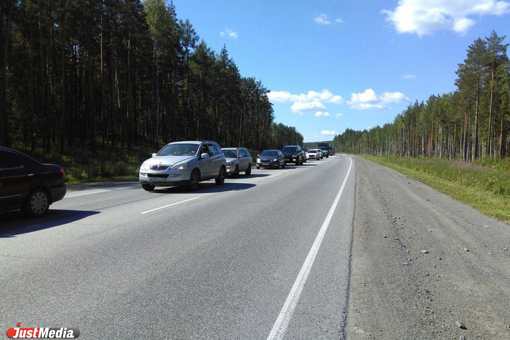 Под Первоуральском движение транспорта в сторону Екатеринбурга осуществляется по одной полосе - Фото 1