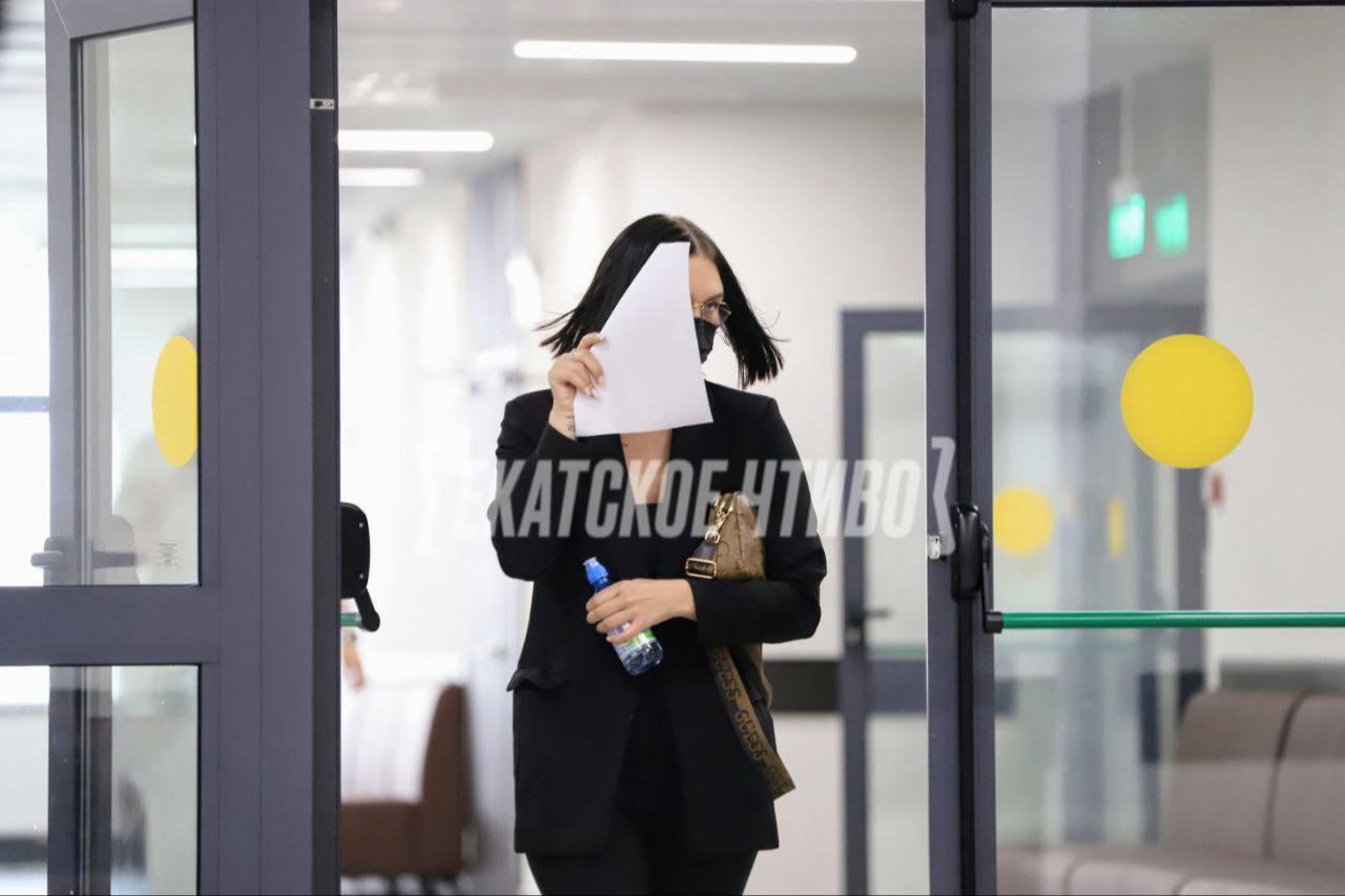 В Екатеринбурге бывшая участница «Дома-2» убегала от журналистов в здании суда - Фото 1