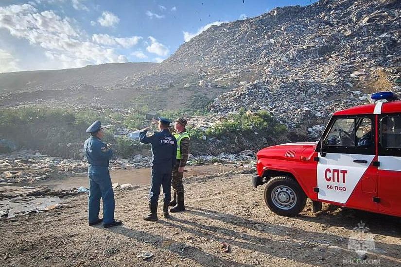 Специалисты МЧС ликвидируют тление на мусорном полигоне под Екатеринбургом - Фото 1