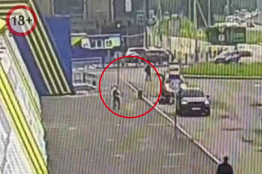 У Новомосковского рынка мальчик побежал от собаки и попал под машину - Фото 1