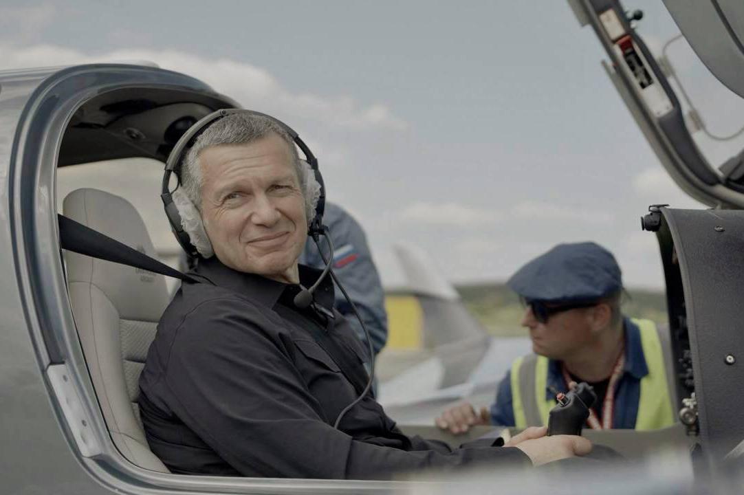 Соловьев посетил Уральский авиазавод, инженеров которого ранее призывал наказать - Фото 1