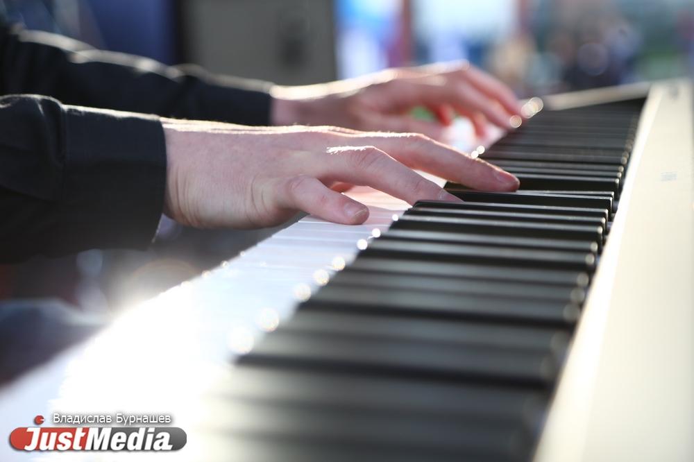 В Екатеринбурге в неожиданных местах появляется фортепиано, на котором играют хиты 80-х и 90-х - Фото 1