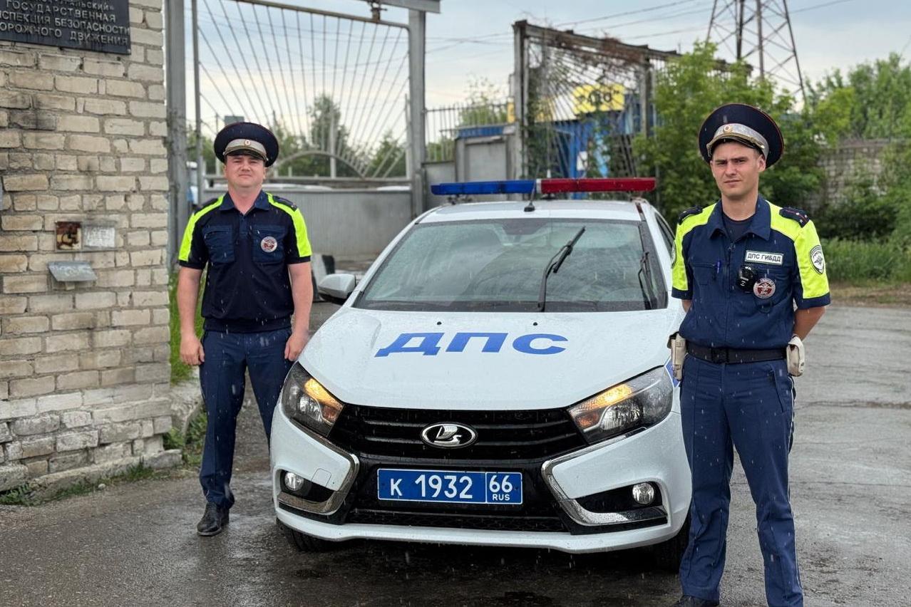 Сотрудники ГИБДД спасли двух человек, пострадавших в страшном ДТП под Каменском-Уральским - Фото 1