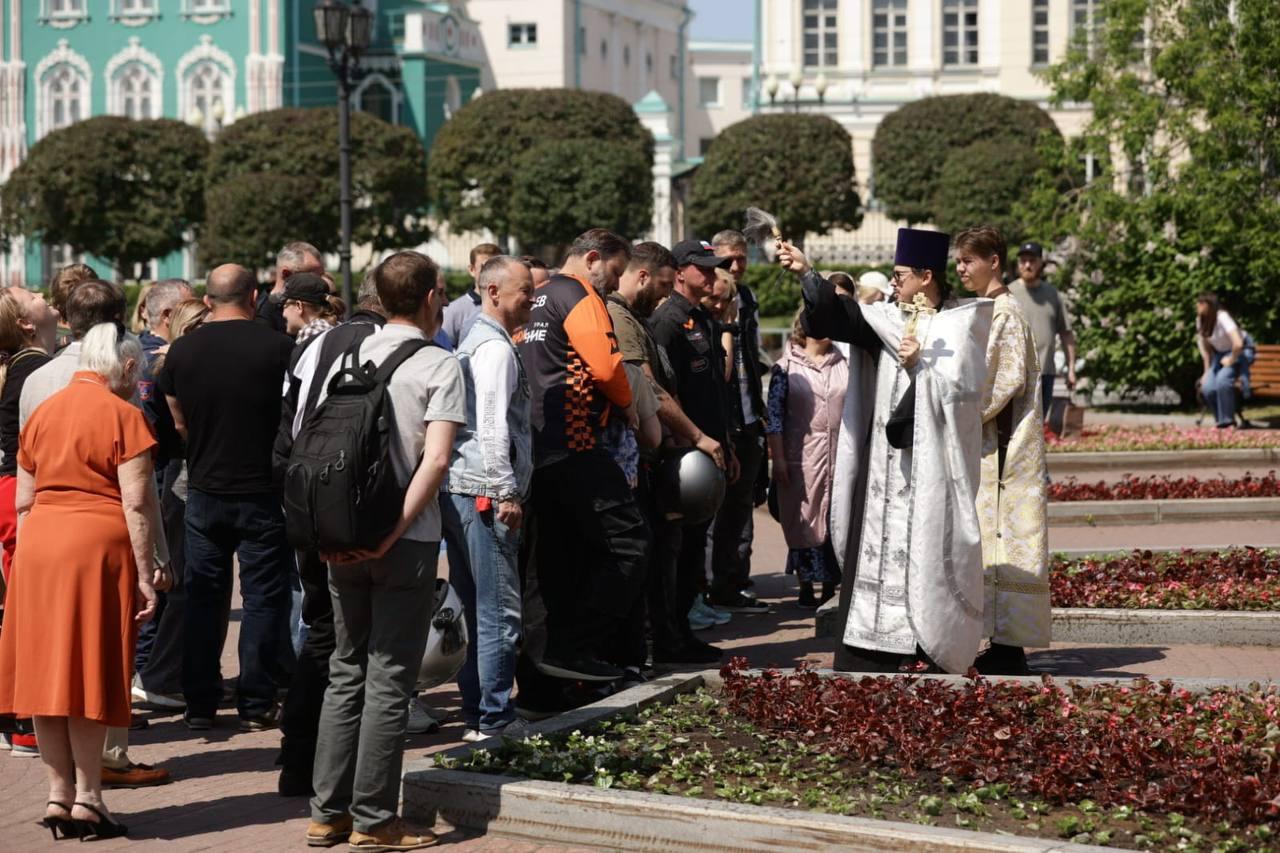 Сотни байкеров приняли участие в молебне у мощей святой Екатерины  - Фото 1