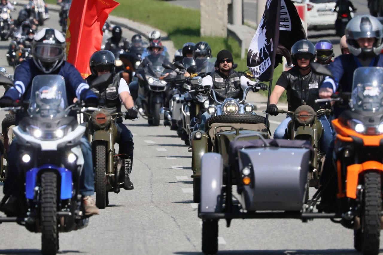 Свыше пяти тысяч байкеров приняли участие в мотопараде в Екатеринбурге - Фото 1