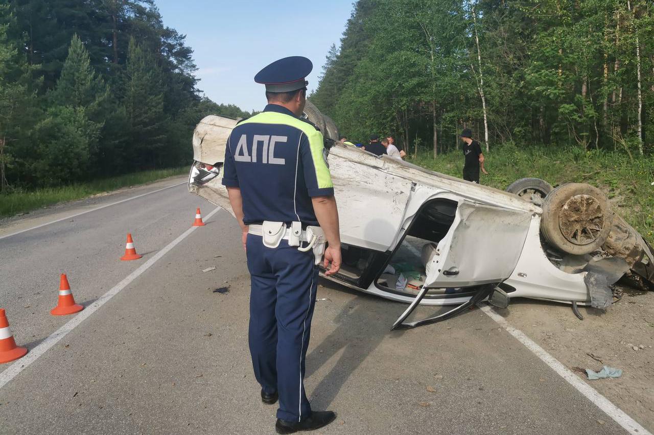 В Березовском пьяный водитель перевернулся на иномарке и покалечил себя и девятилетнюю девочку - Фото 1