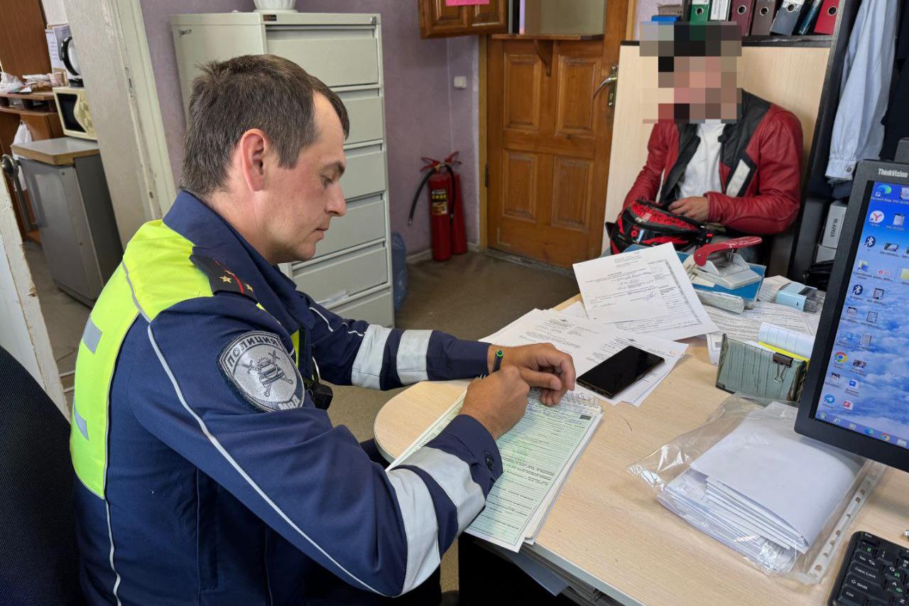 В Каменске-Уральском 20-летний мотоциклист пытался угнать от ДПС и грубо нарушал ПДД - Фото 1