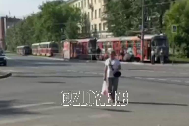 В Екатеринбурге на Сортировке встали трамваи - Фото 1