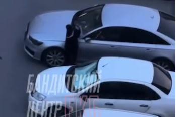 В Екатеринбурге девушка с дредами разбила чужую «Ауди» на парковке - Фото 1