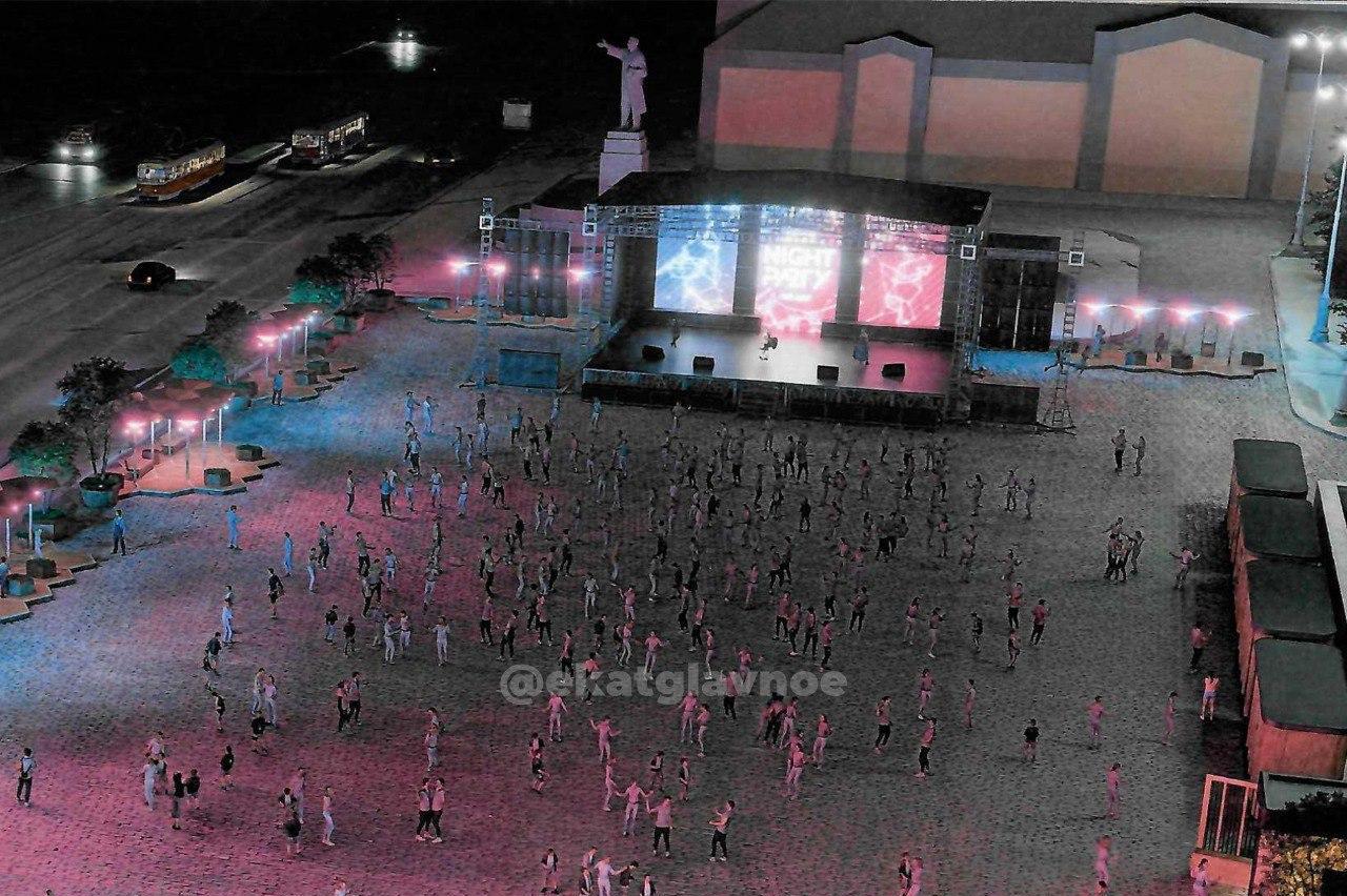 Кинотеатр, волейбольное поле и беседки. Екатеринбуржцам показали, как будет выглядеть площадь 1905 года летом - Фото 1