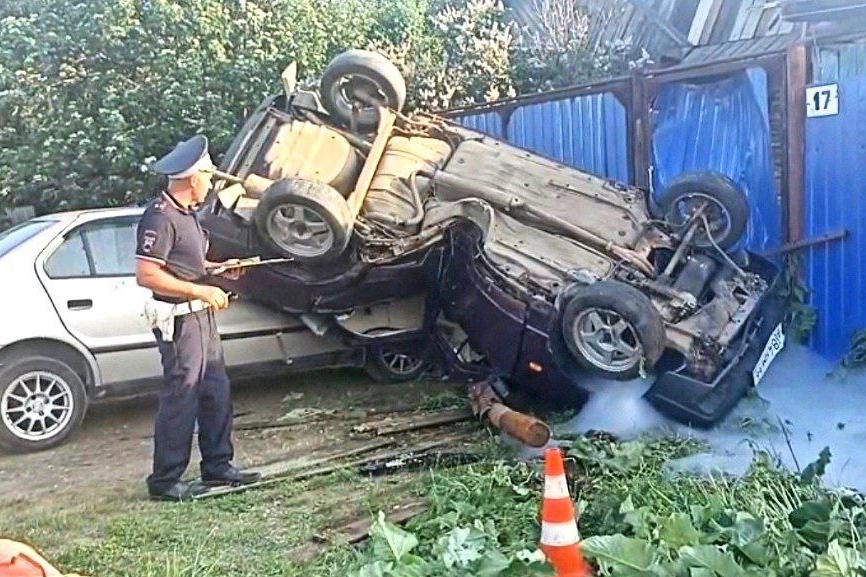В Свердловской области водитель ВАЗа влетел в забор и «упал» на припаркованную иномарку - Фото 1