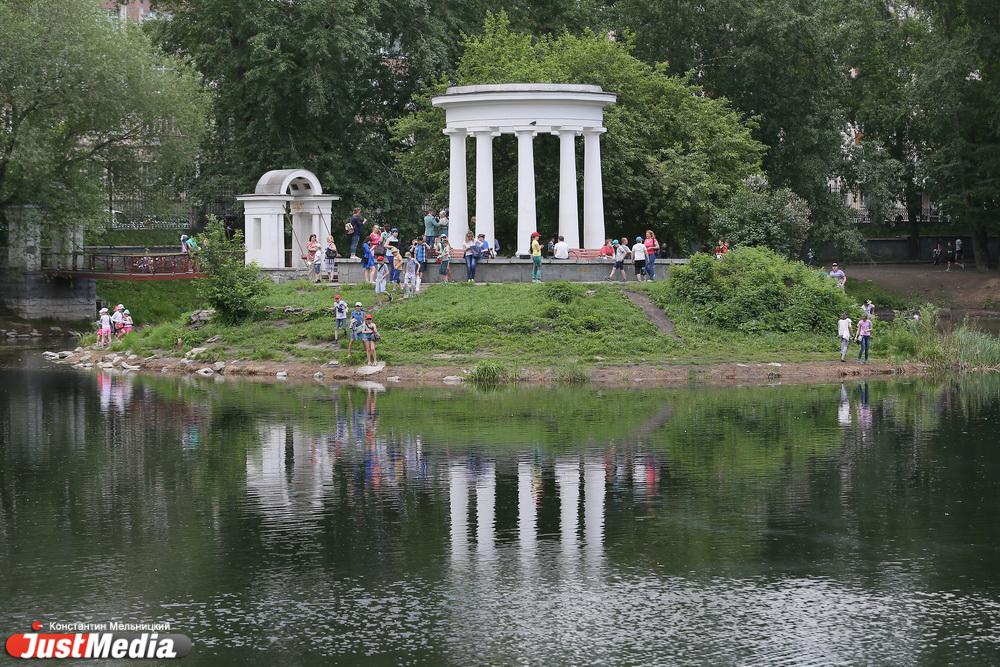 Харитоновский парк в Екатеринбурге закрыли на обработку от клещей - Фото 1