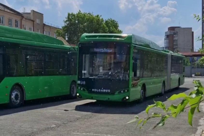 В Екатеринбург прибыли пять автобусов-«гармошек», которые выйдут на линии в августе - Фото 1