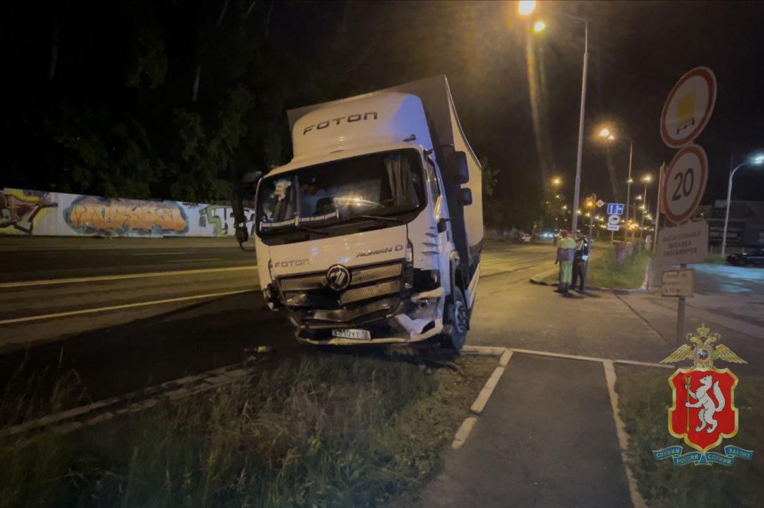 В Екатеринбурге пьяный водитель грузовика снес семь машин и травмировал шестимесячную девочку - Фото 1