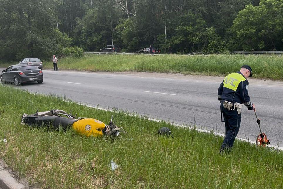 В Екатеринбурге разбился 47-летний мотоциклист без прав - Фото 1