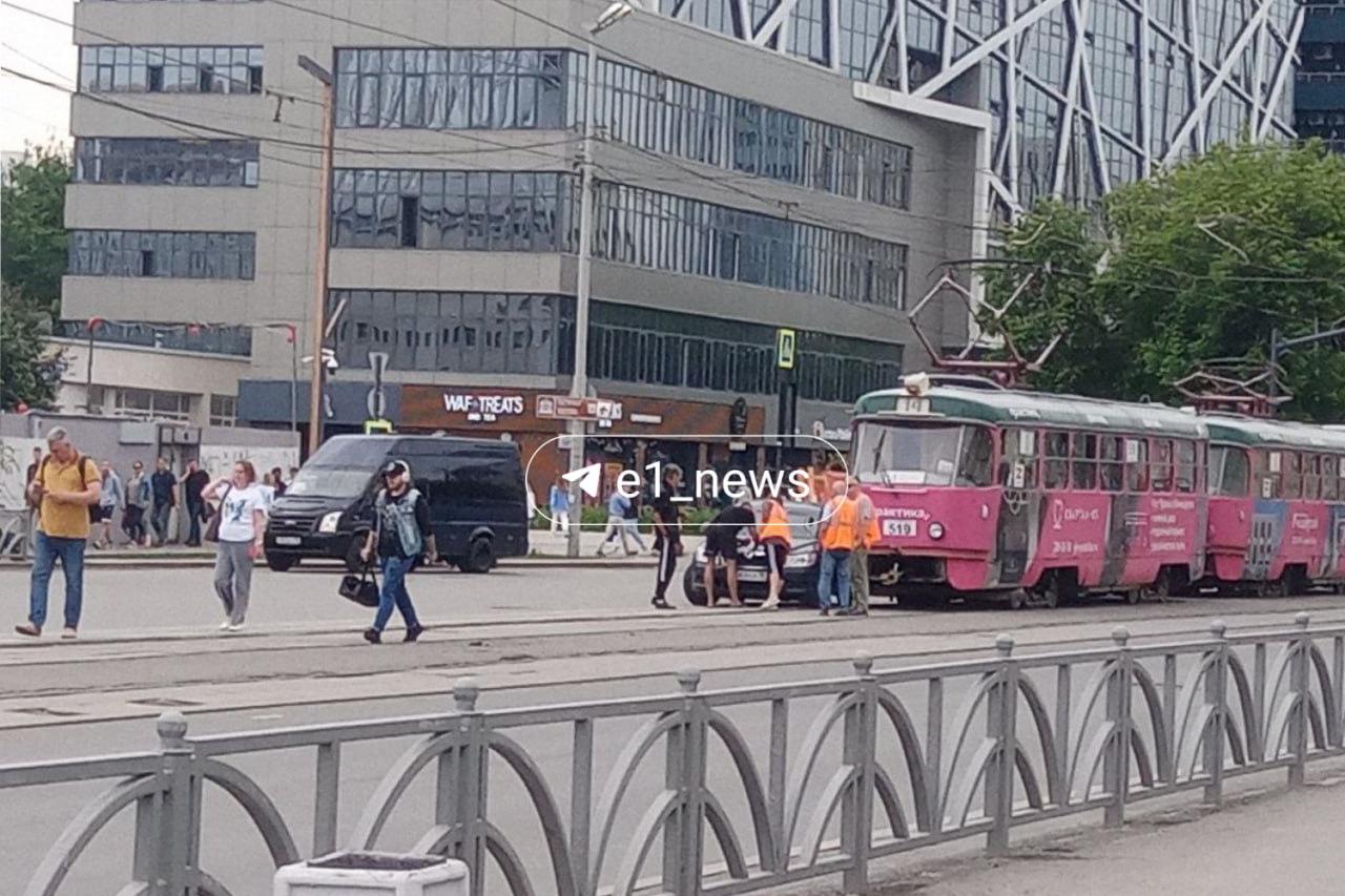 В Екатеринбурге на 8 Марта встали трамваи - Фото 1