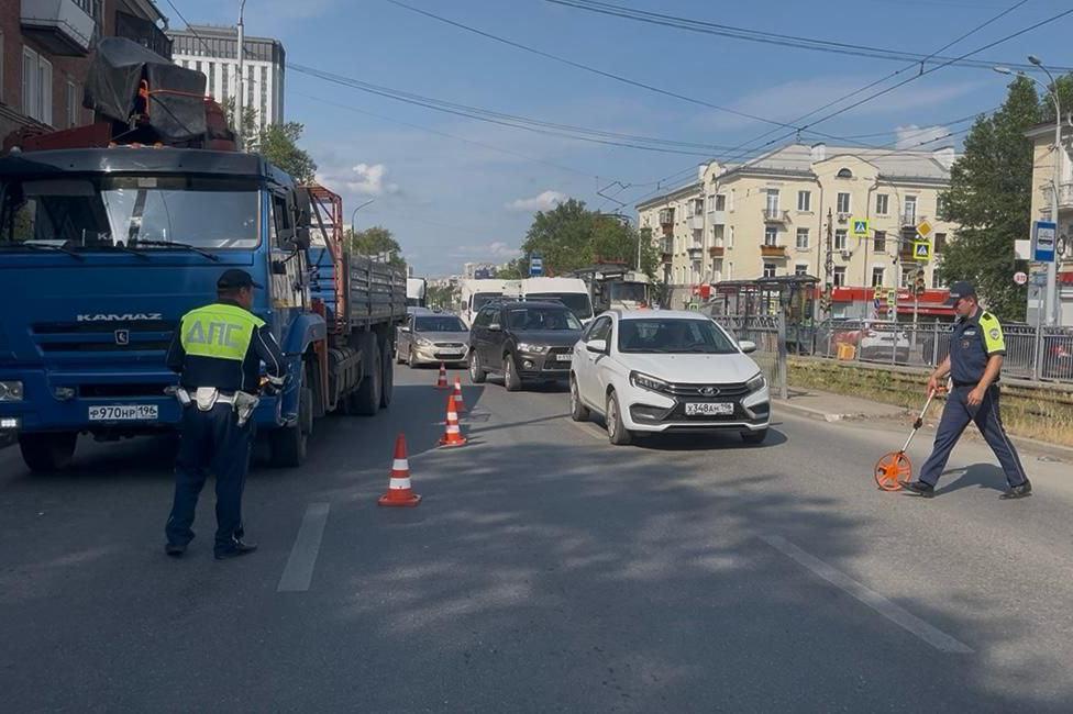 В Екатеринбурге «КАМАЗ» стрелой повредил остановку, где были мужчина и семилетний ребенок - Фото 1